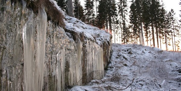 Kalhygge med avrinning, istappar Hur man planerar savverkningen påverkar både vattenflöden och vattnets kvalitet.